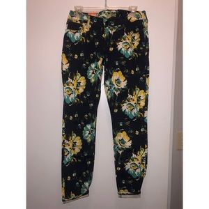 🎀OFFER?🎀 Old Navy floral jeans with tags!